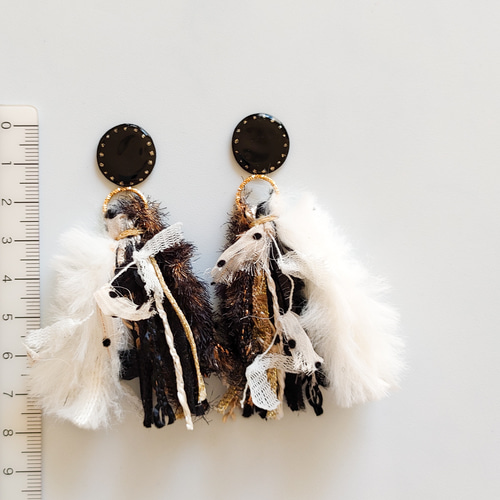 2way*ブラックとふわふわファーのタッセルのピアス/イヤリング ピアス 