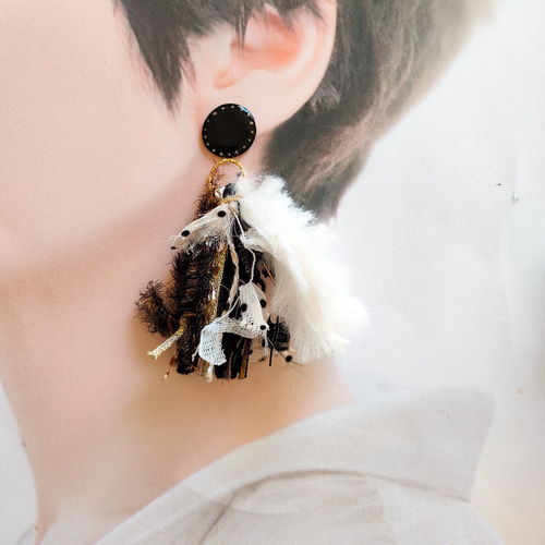 2way*ブラックとふわふわファーのタッセルのピアス/イヤリング ピアス 