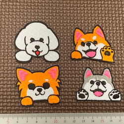 覗き込む犬の刺繍ワッペンセット【アイロン接着タイプ】 1枚目の画像