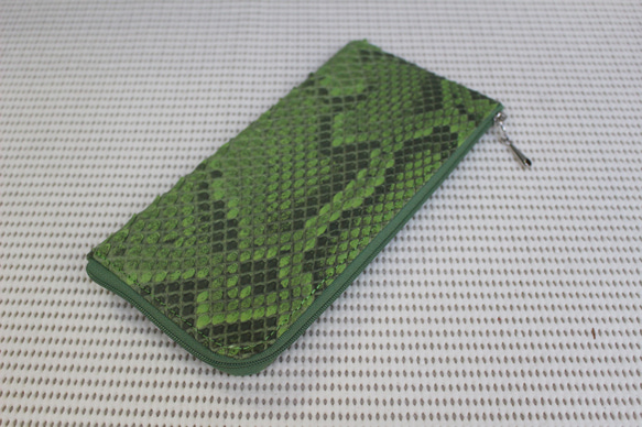 ソフトで薄い　本物のヘビ革（パイソン）を使ったL型ラウンド財布（モラレスグリーン）　日本製 3枚目の画像