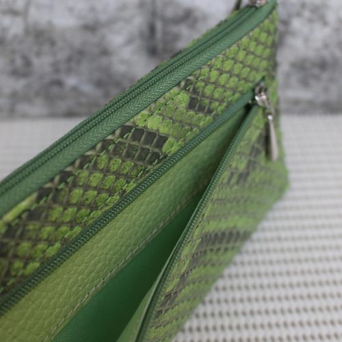 ソフトで薄い 本物のヘビ革（パイソン）を使ったL型ラウンド財布