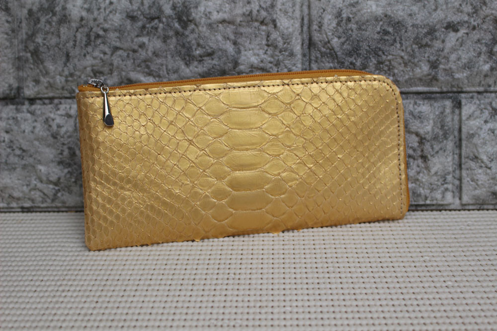 ソフトで薄い　本物のヘビ革（パイソン）を使ったL型ラウンド財布（ゴールド）　日本製