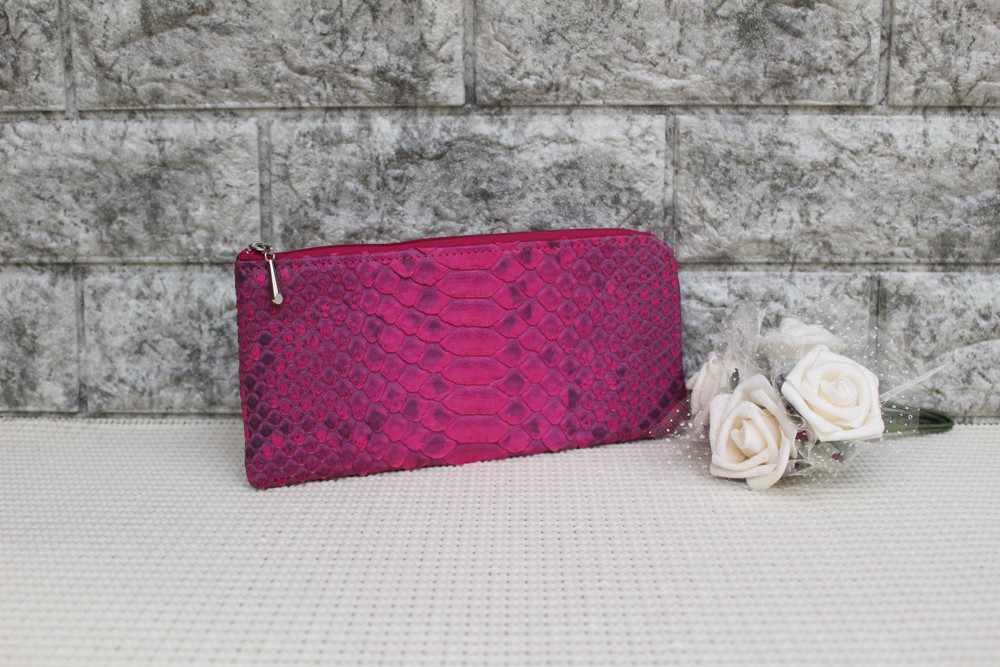 ソフトで薄い　本物のヘビ革（パイソン）を使ったL型ラウンド財布（モラレスピンク）　日本製