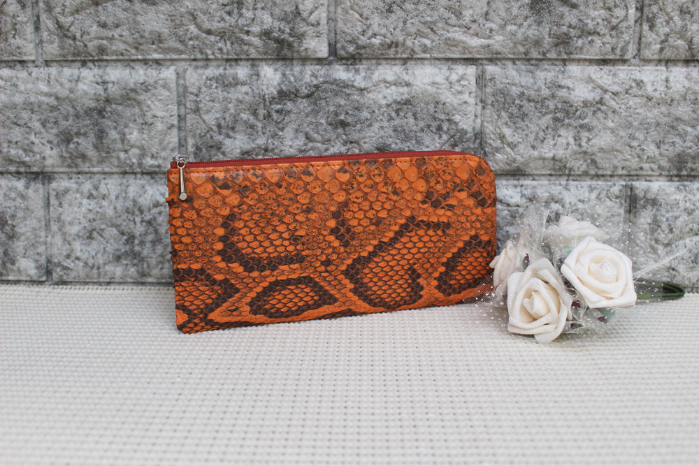 ソフトで薄い　本物のヘビ革（パイソン）を使ったL型ラウンド財布（モラレスオレンジ）　日本製