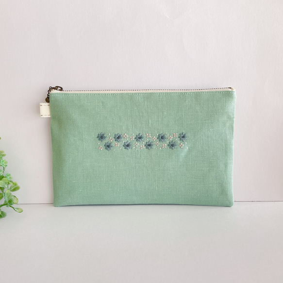 20センチファスナー手刺繍フラットポーチ（淡いグリーン