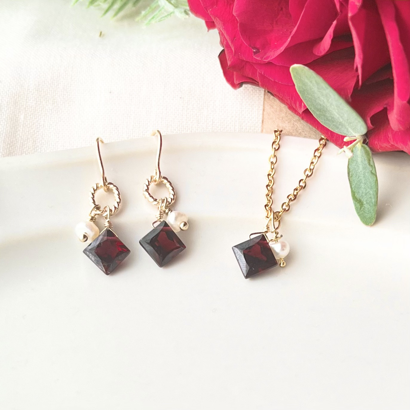 ガーネット×淡水パールのネックレス+イヤリング/ピアスのセット