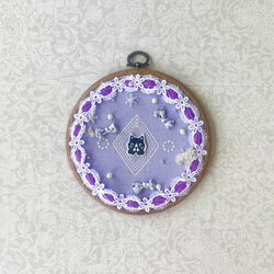 ねこのメルティ 紫陽花色 刺繍枠タペストリー 円形 小 ワッペン 9枚目の画像