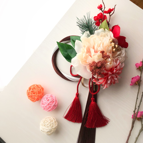 紅白梅とピオニーのお正月飾り しめ縄飾り しめ飾り お正月飾り 紅白梅とピオニーのお正月飾り しめ縄飾り しめ飾り お正月飾り
