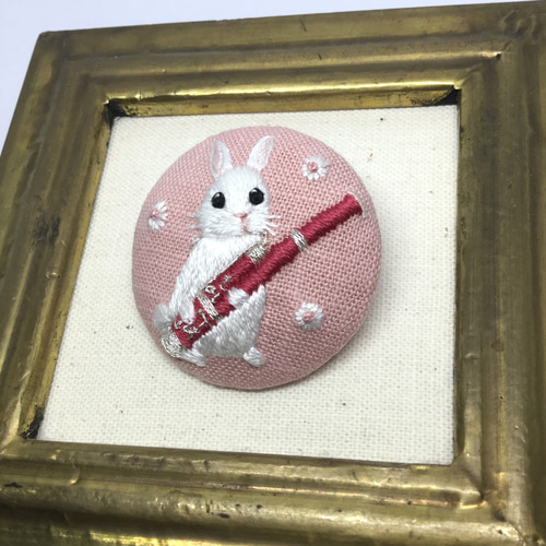 うさぎとファゴット♫くるみボタン刺繍ブローチ☆動物楽器