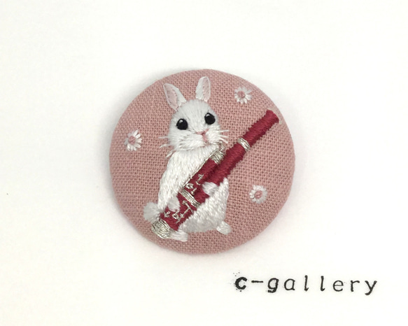うさぎとファゴット♫くるみボタン刺繍ブローチ☆動物楽器