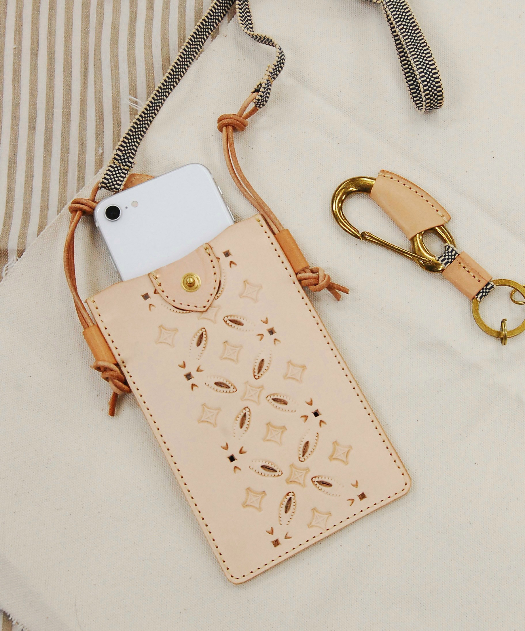 スマホショルダー　ポーチ　ヌメ革　真田紐