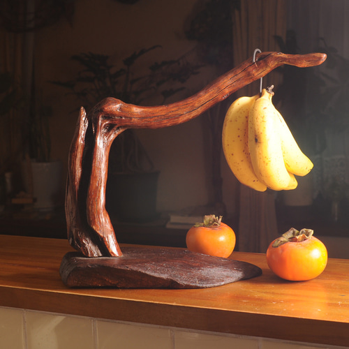 流木のバナナスタンド105022 その他インテリア雑貨 あづき 通販