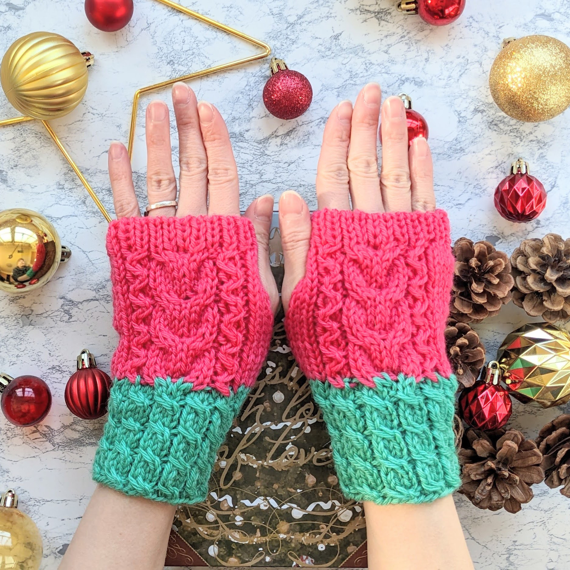 ウォッシャブルウールのアラン模様バイカラーハンドウォーマー