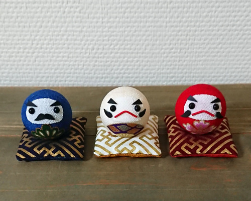 だるまの置物　3個セット　ミニ座布団付き　ちりめん　ハンドメイド　縁起物　お正月 9a15e98ace00a8a15022d4bdc40c27