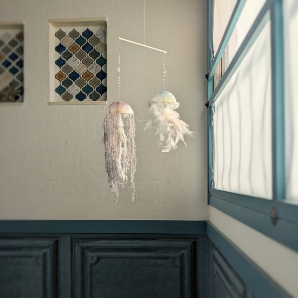 クラゲのモビール ミズクラゲ ムラサキクラゲ ゼリーフィッシュ サンキャッチャー 吊るし飾り 海月 海 夏 鳥 モビール 6枚目の画像