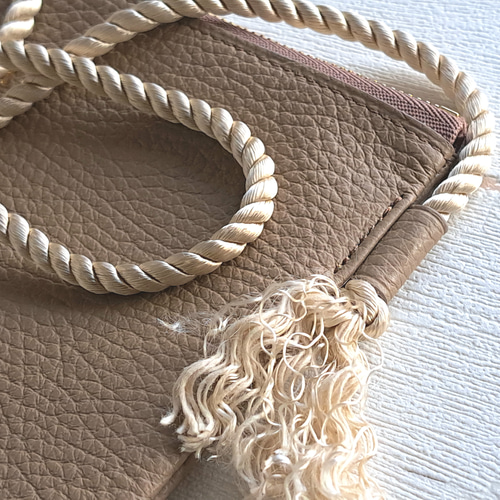 Vaundy ショルダーバッグ サコッシュ ベージュ 楽天市場】サコッシュ レディース 斜めがけ 縦型 肩掛け ナイロン