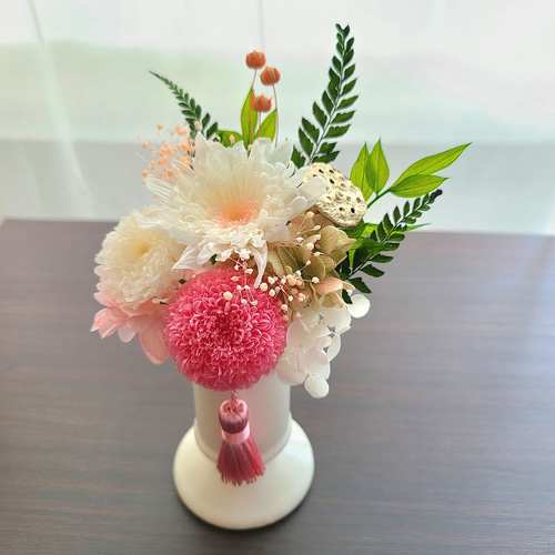 ホワイトリリーと菊のプリザーブドフラワーアレンジメント仏花 3種の菊を使ったプリザーブドフラワー仏花 仏壇・納骨堂に