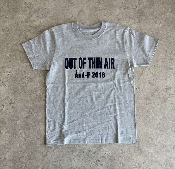シンプルで合わせやすい♪大人のロゴTシャツ「out of thin air」 5枚目の画像