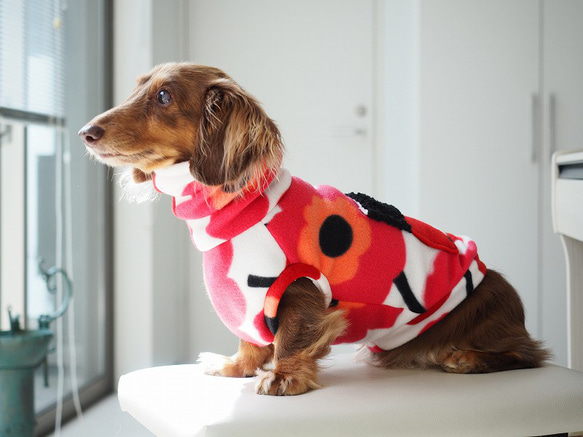 犬服　ダックスちゃんのポケット付ハイネックタンクトップ　あかいお花 1枚目の画像