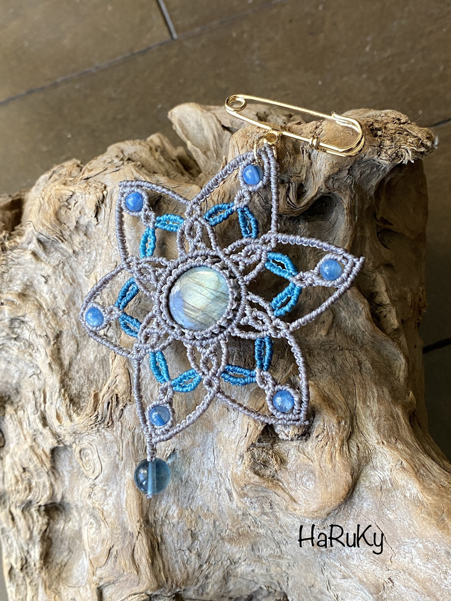 雪の結晶♢マジカルカラーのラブラドライト マクラメブローチ 天然石