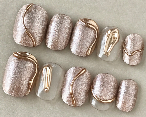 シャンパンゴールドラメのニュアンスネイル ミラーネイル 金色 ネイル