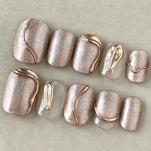 シャンパンゴールドラメのニュアンスネイル ミラーネイル 金色 ネイル