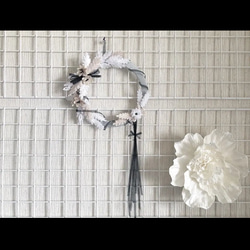 *tumamizaiku 白い花と黒いリボンのリース 2枚目の画像
