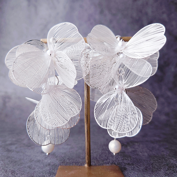 透ける 羽 蝶 ホワイト シルバー 大ぶり 花 ロング ピアス イヤリング 結婚式 ウェディング ブライダルアクセサリー 3枚目の画像