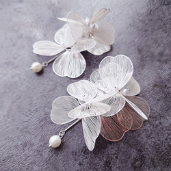 透ける 羽 蝶 ホワイト シルバー 大ぶり 花 ロング ピアス イヤリング 結婚式 ウェディング ブライダルアクセサリー 6枚目の画像