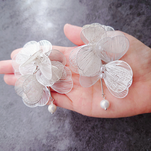 そのまま寝ても痛くない！一つ売りピアス 花 パヴェ シルバー 楽天市場】ルーナパヴェピアス ピアス 大ぶり 金属アレルギー 金