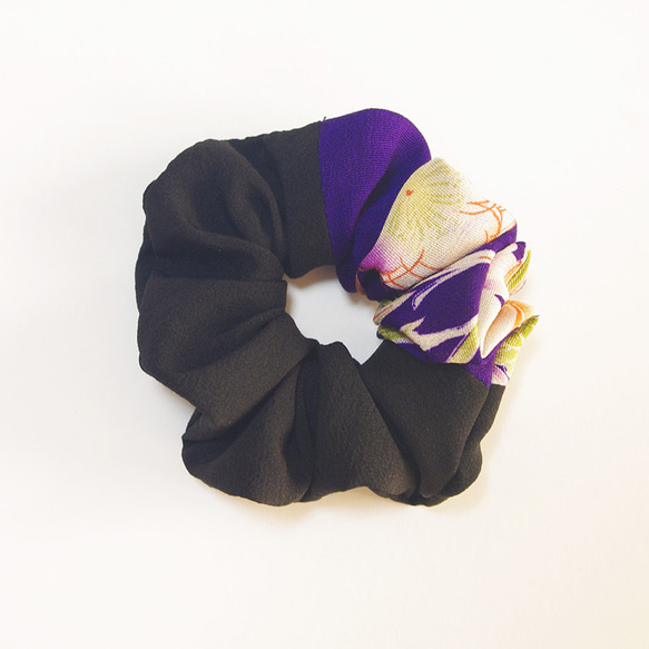 普通サイズ　着物シュシュ 　黒×紫に梅　着物リメイク 1枚目の画像