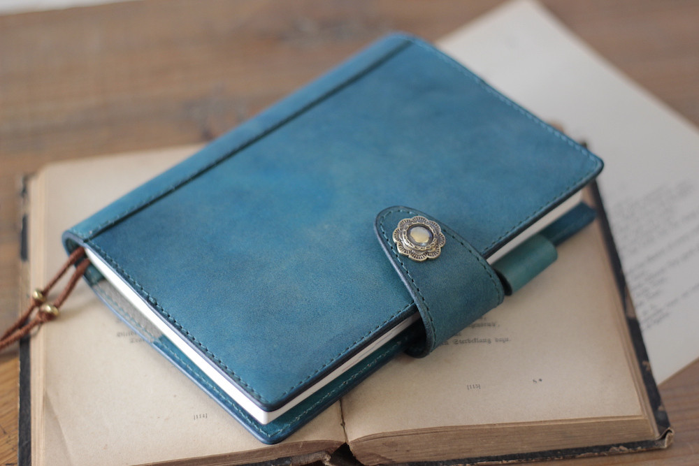 【サイズオーダー可能】新作　ほぼ日手帳カバー/手染めブルー　真鍮ボタンつき　受注製作品