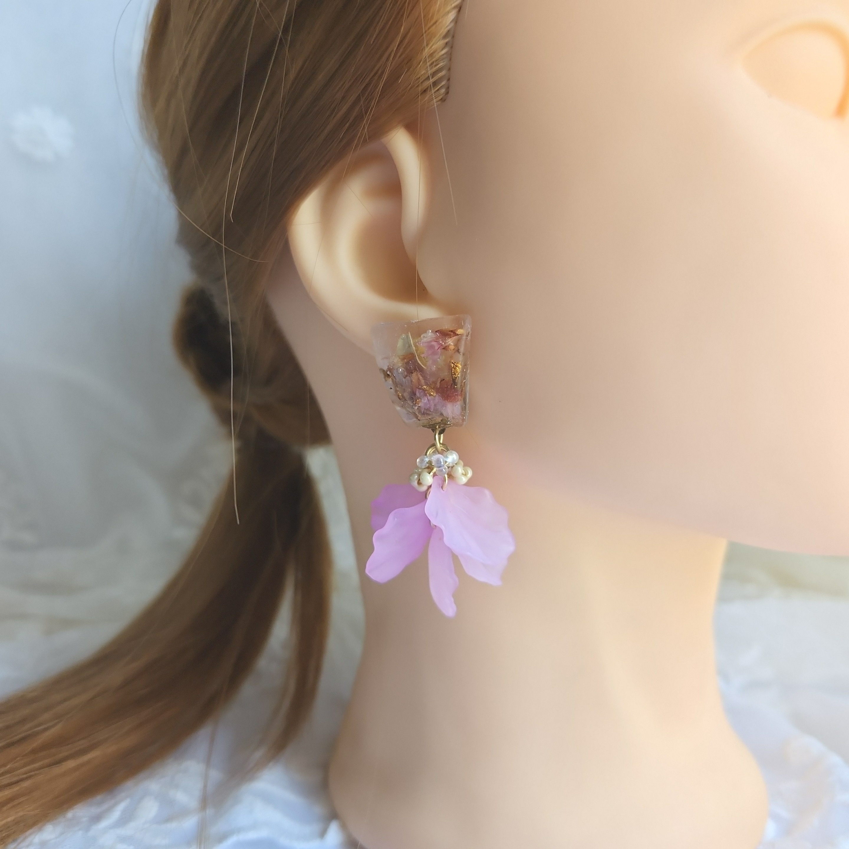 【セール】福袋/福箱ファッション通販 ピンクフラワーレジン×スパンコール♡花びら イヤリング ピアス ピアス