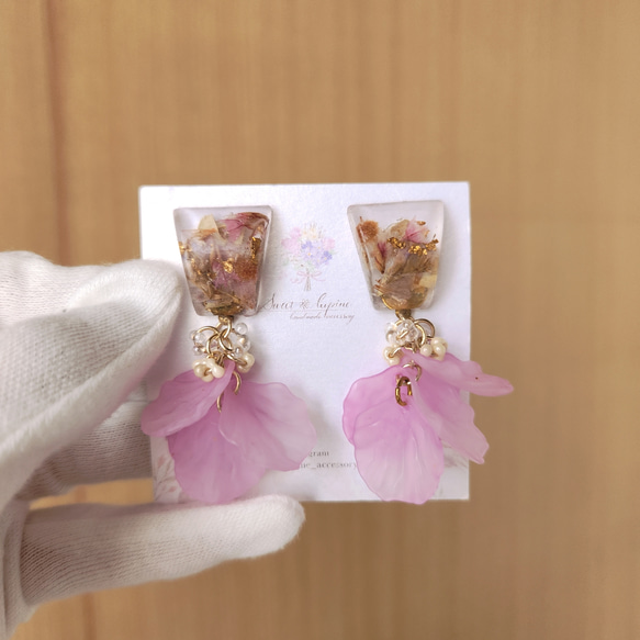 【ピンク】フラワーレジン花びらイヤリング/ピアス♡ 華やか ドライフラワー 大ぶり 5枚目の画像