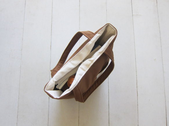 A4 Tote (Medium) -Outer (Chestnut + Creamy-White) 4枚目の画像