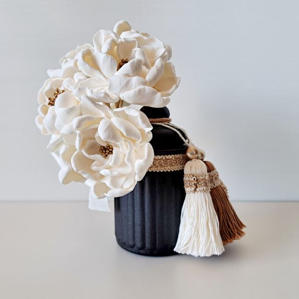 2寸サイズ 白い花のペーパークレイ + 黒の壺 インテリア骨壺　手元供養用　メモリアルボトル 1枚目の画像