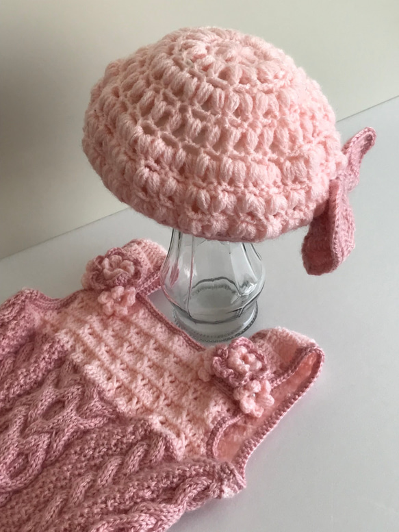 可愛い毛糸のベレー帽とピンクのチュニック 1枚目の画像