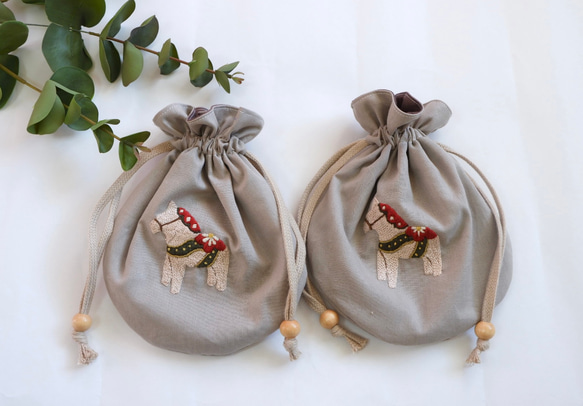 動物刺繍】北欧ダーラナホースのまんまる刺繍巾着 巾着袋 Szal 通販 