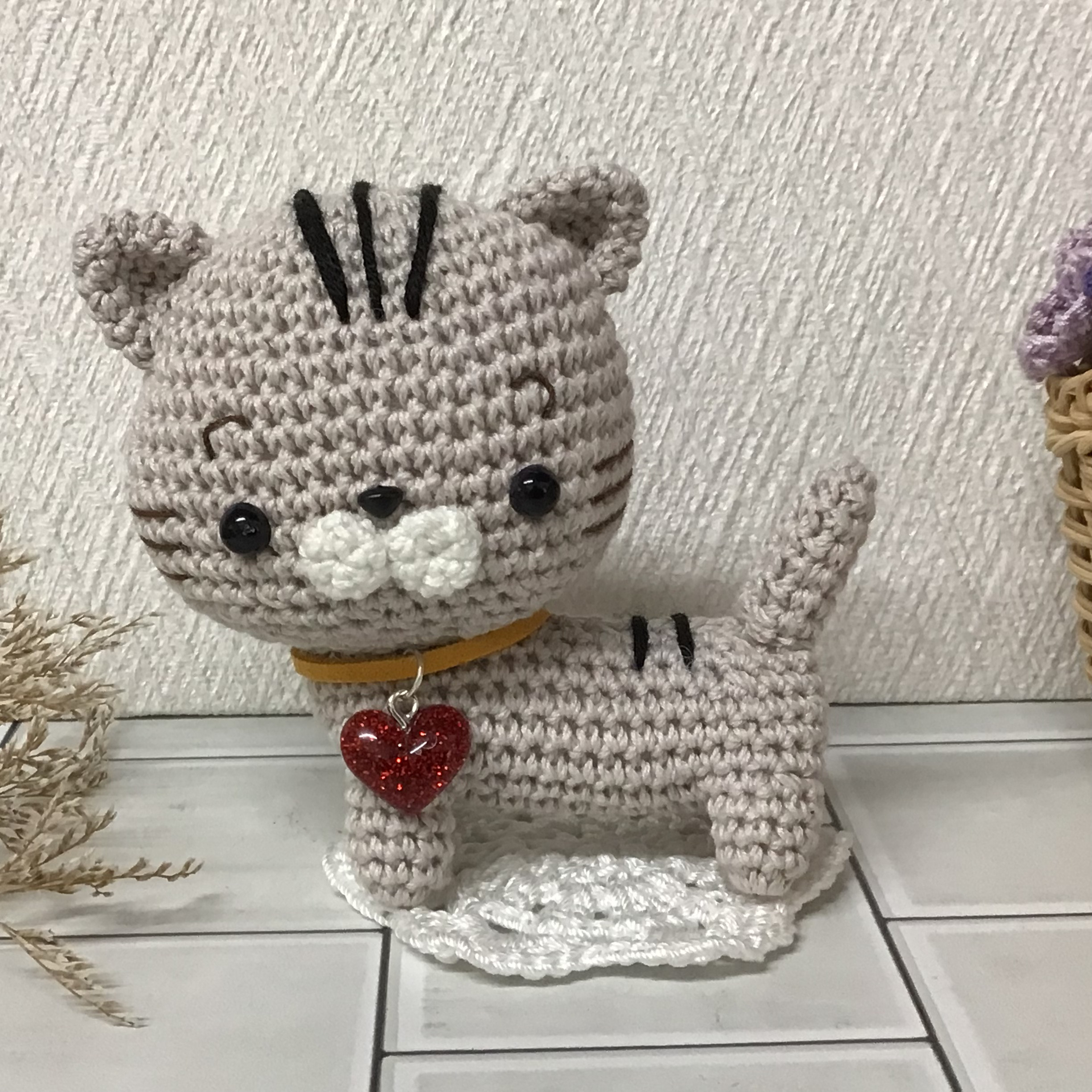 柔らかな質感の バブーシュカの茶トラ猫さんのあみぐるみ