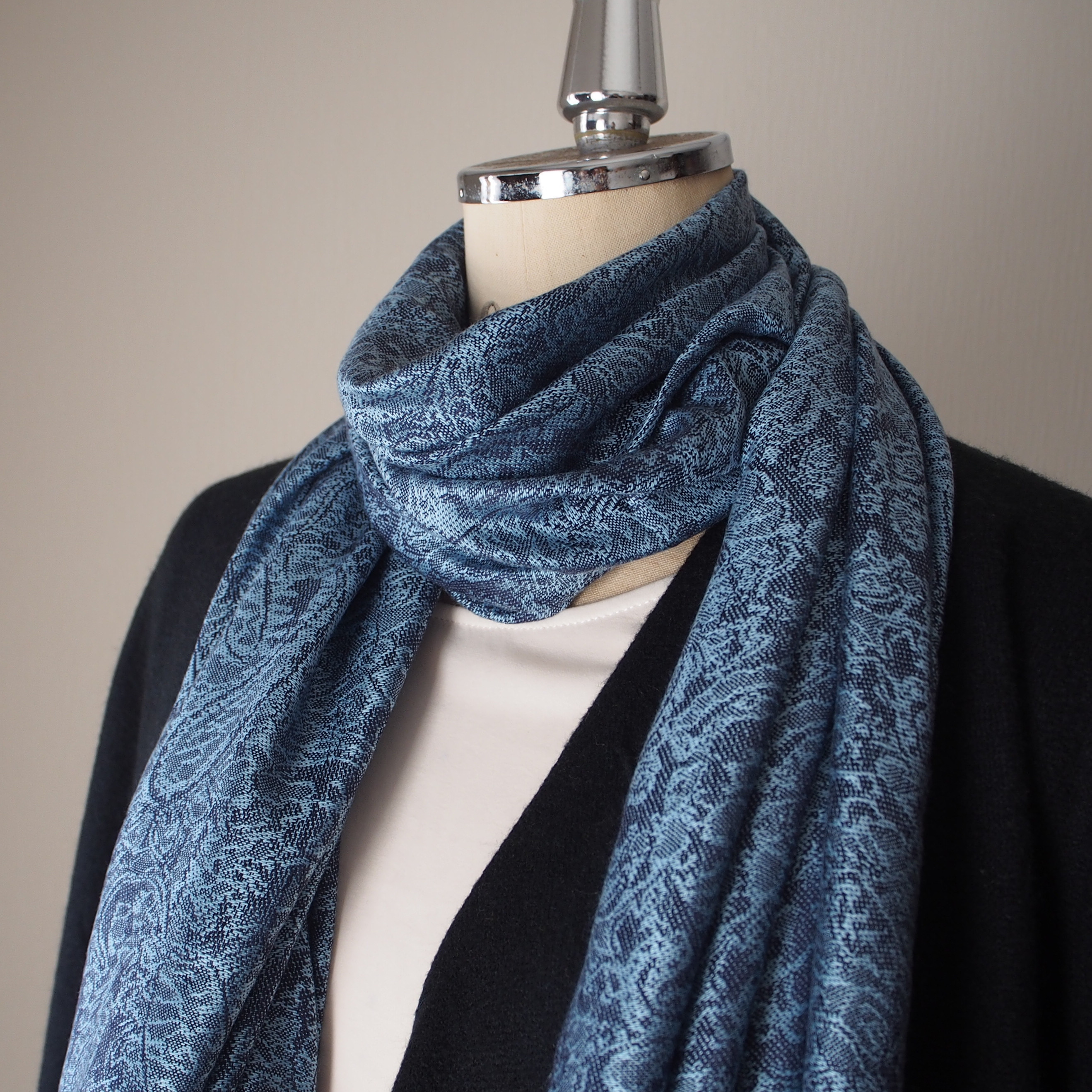 【再販】軽やかストールマフラー・ボタニカルペイズリー・ネイビーシルバーサックス