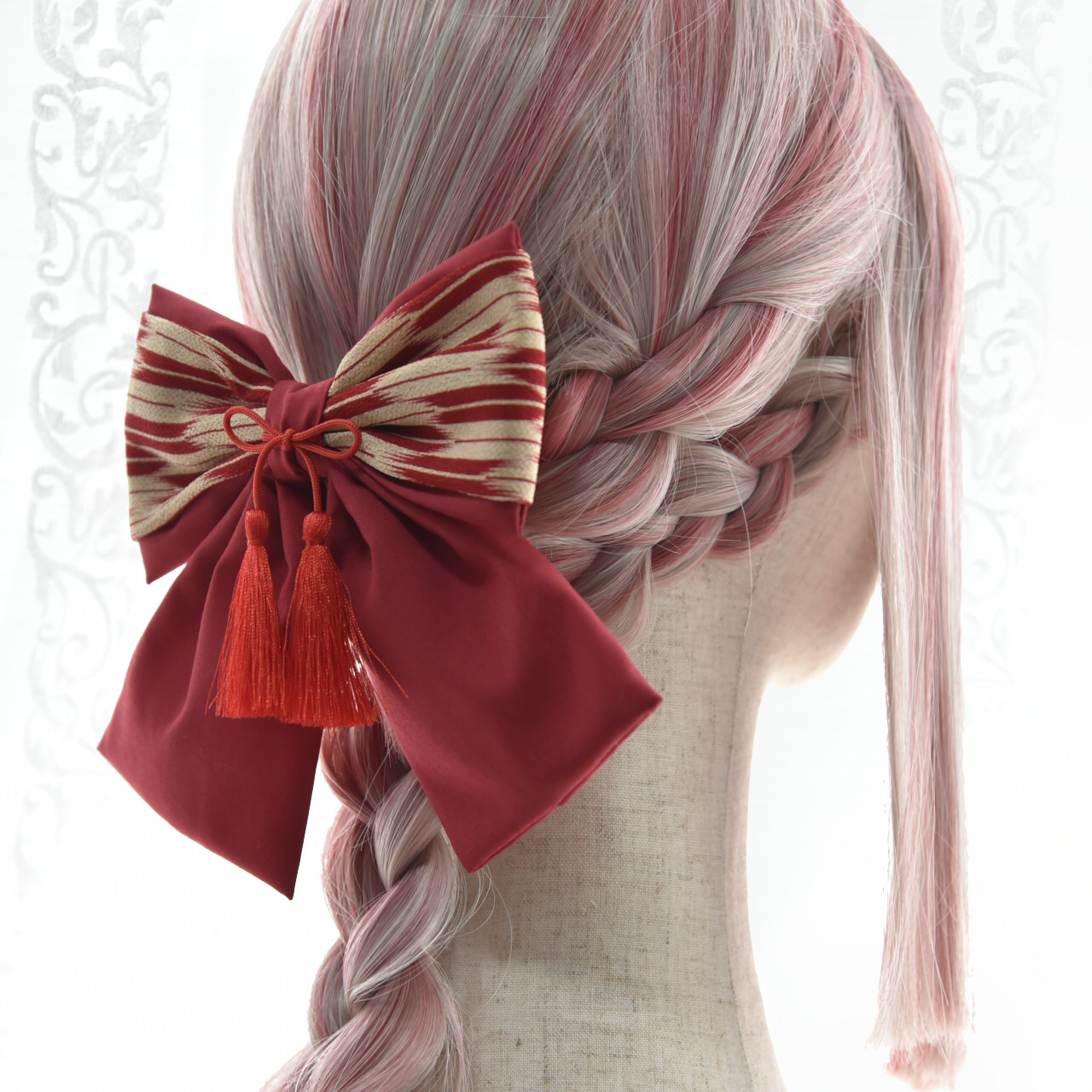 朱音 -Akane-｜赤の矢羽根に福を呼ぶ歌声を宿す2way和柄リボン／髪飾り ブローチ 縁起 和装 矢絣 タッセル