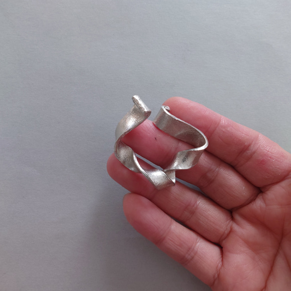 【shinARin】「スクエア」錫の片手で付けられる くねくねイヤーカフ　エシカル　バリアフリー　痛くないイヤリング 3枚目の画像