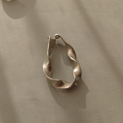 【shinARin】「ウェーブ」錫の片手で付けられる くねくねイヤーカフ　痛くないイヤリング　バリアフリー　 5枚目の画像