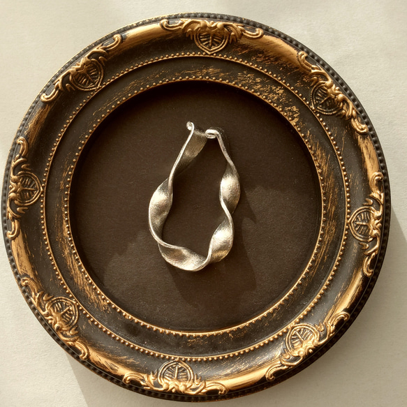 【shinARin】「ウェーブ」錫の片手で付けられる くねくねイヤーカフ　痛くないイヤリング　バリアフリー　 8枚目の画像