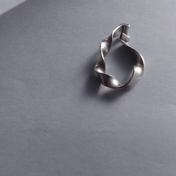 【shinARin】「ウェーブ」錫の片手で付けられる くねくねイヤーカフ　痛くないイヤリング　バリアフリー　 1枚目の画像