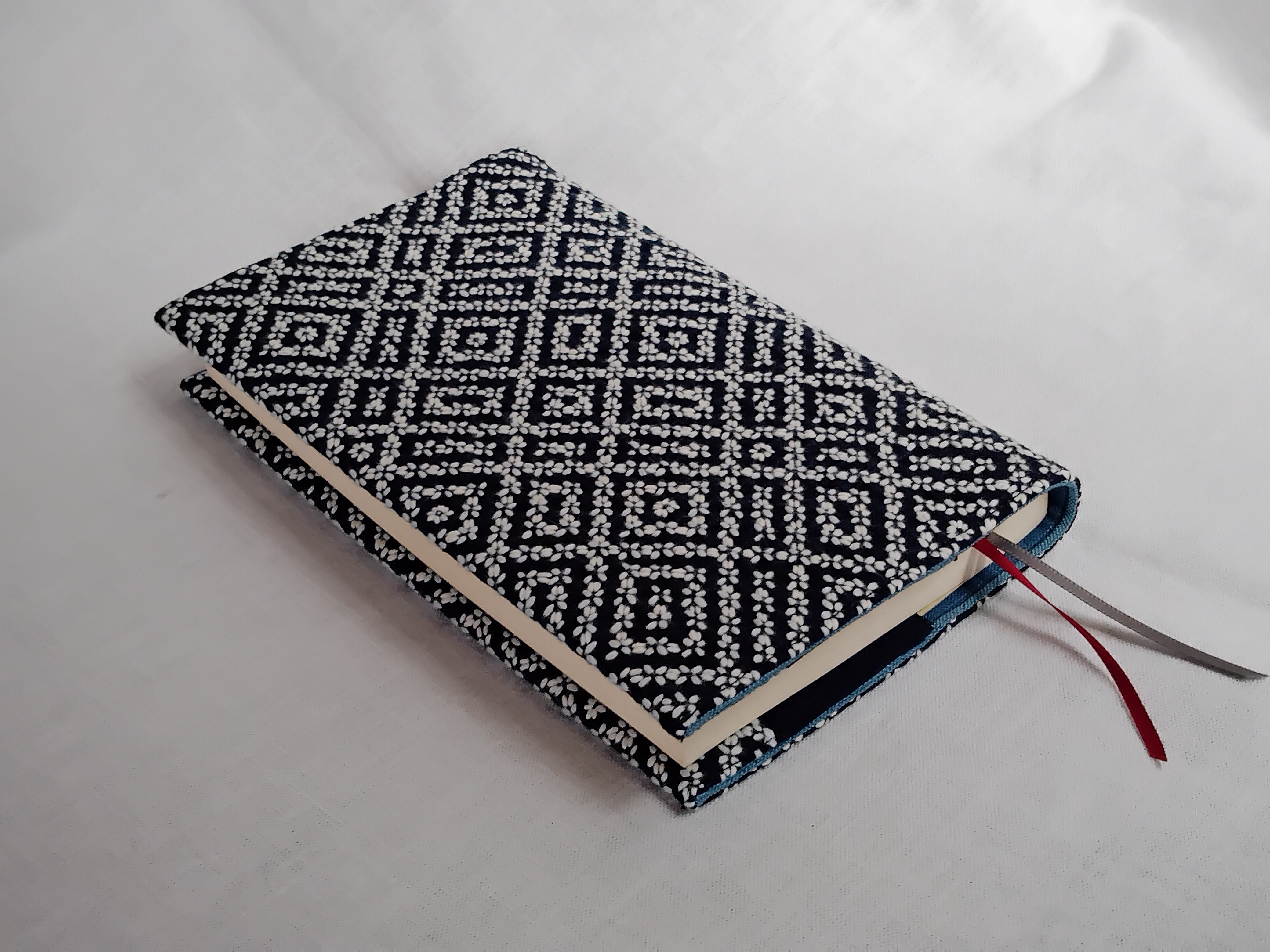 刺し子　新書ブックカバー（新書用）　藍染め、十字花刺しアレンジ模様 16,560円
