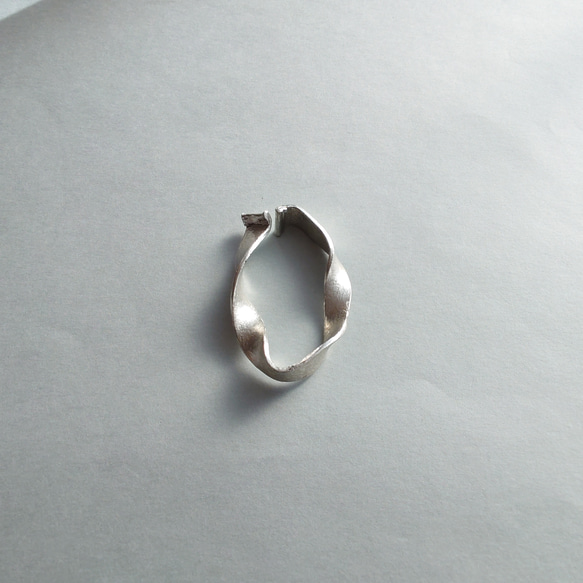 【shinARin】「ルーズ」錫の片手で付けられる くねくねイヤーカフ　バリアフリー　エシカル　痛くないイヤリング 2枚目の画像