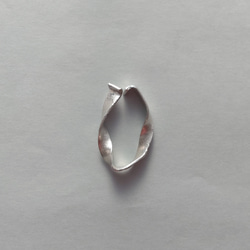 【shinARin】「ルーズ」錫の片手で付けられる くねくねイヤーカフ　バリアフリー　エシカル　痛くないイヤリング 3枚目の画像