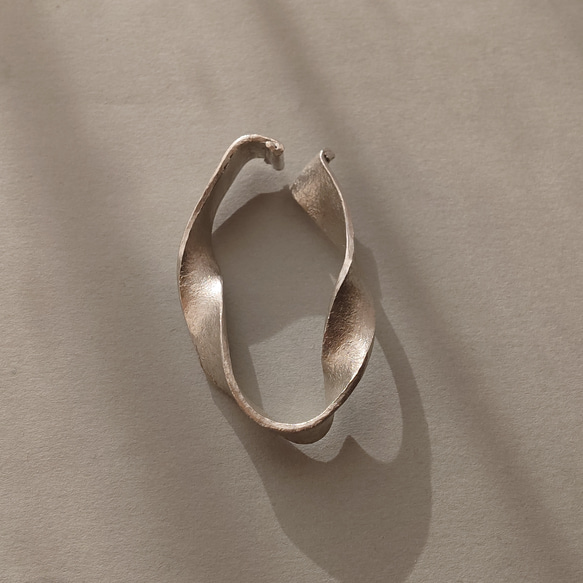 【shinARin】「ルーズ」錫の片手で付けられる くねくねイヤーカフ　バリアフリー　エシカル　痛くないイヤリング 5枚目の画像