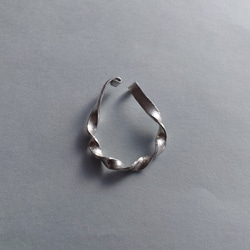【shinARin】「ドロップ」錫の片手で付けられる くねくねイヤーカフ　プレゼント　バリアフリー　痛くないイヤリング 1枚目の画像